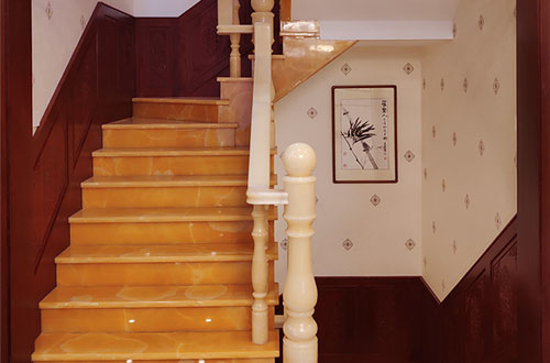 丹江口中式别墅室内汉白玉石楼梯的定制安装装饰效果